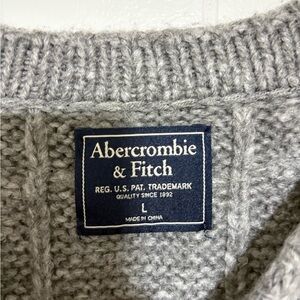 Abercrombie & Fitch Light Gray Crewneck Sweater